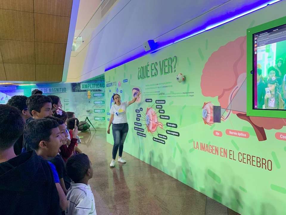 Niños aprenden sobre robótica y microscopía