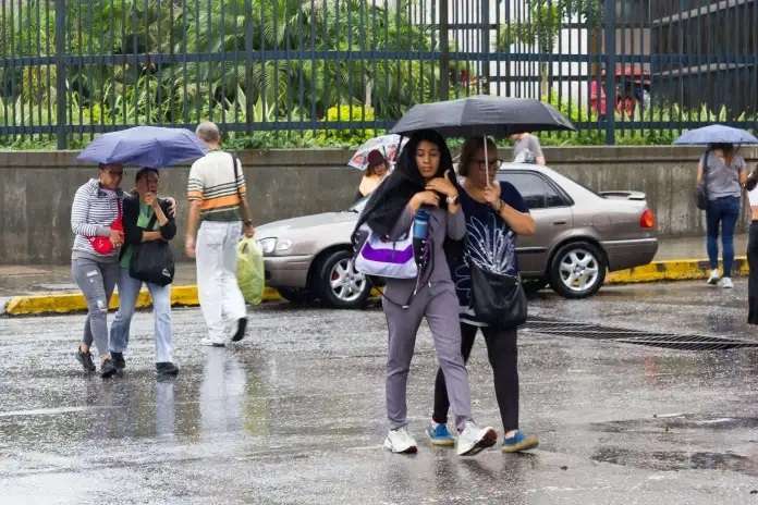 Paso de onda 30 generó chaparrones en Caracas
