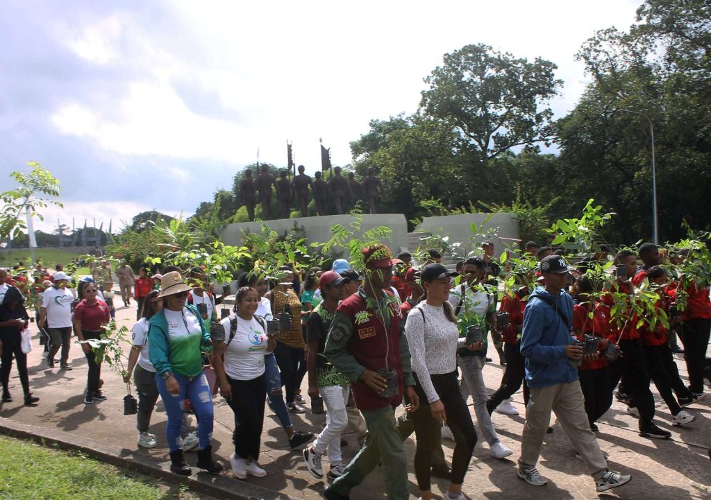 Plantan más de 600 árboles en Campo de Carabobo
