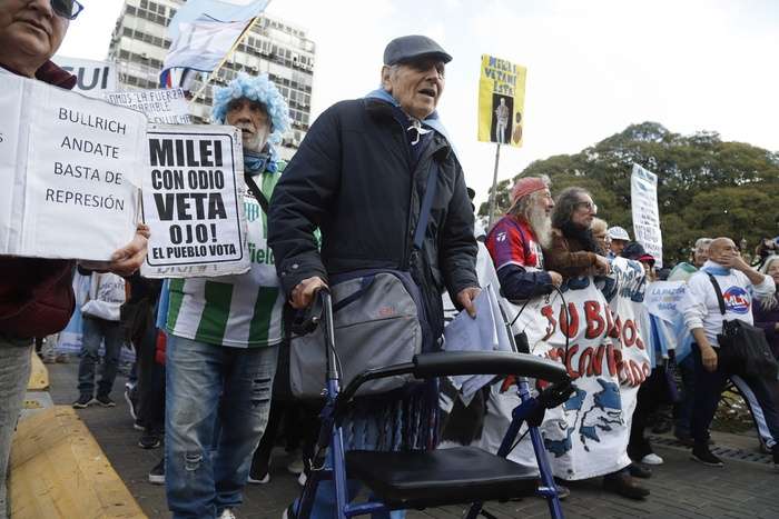 Policía argentina detiene a 2 periodistas en la marcha de jubilados