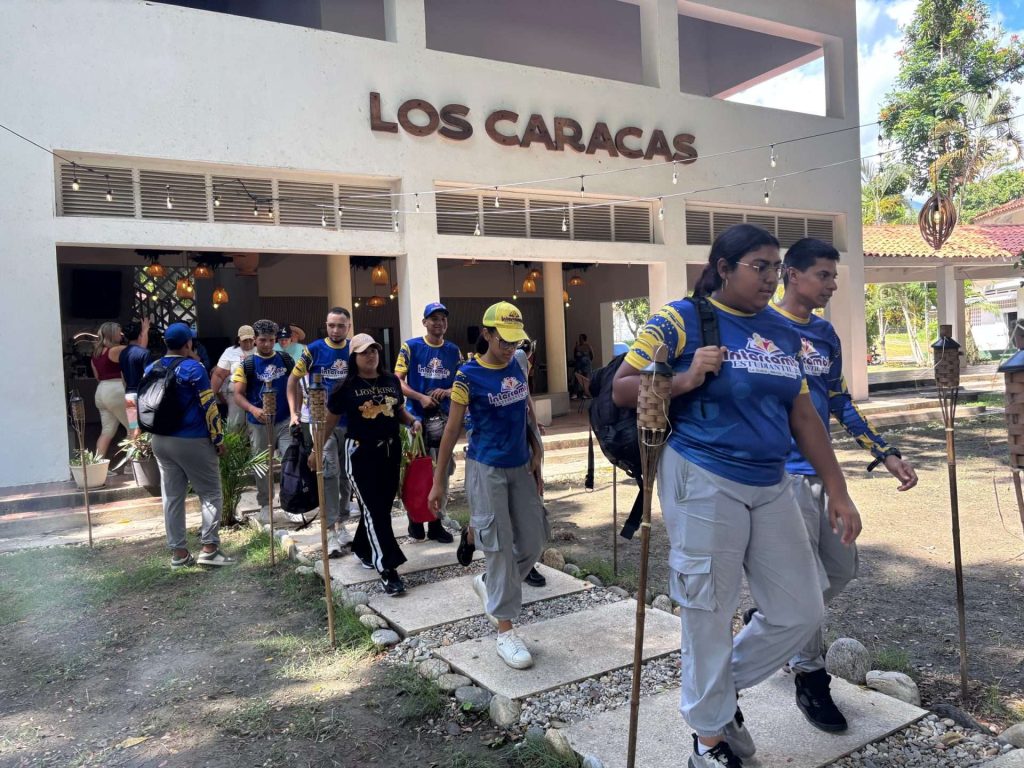 Premian a nuevos bachilleres de estados Sucre y La Guaira