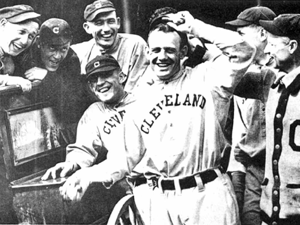 Ray Chapman cayó moribundo tras recibir en la cabeza la recta de Carl Mays de los Yankees