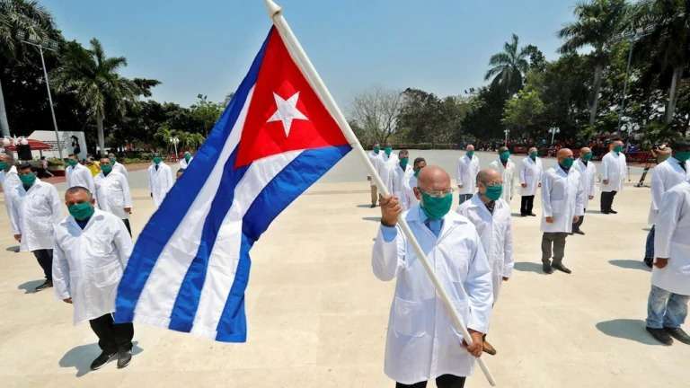 Rechazan retiro de visas de EEUU a funcionarios de países que acogen a médicos cubanos