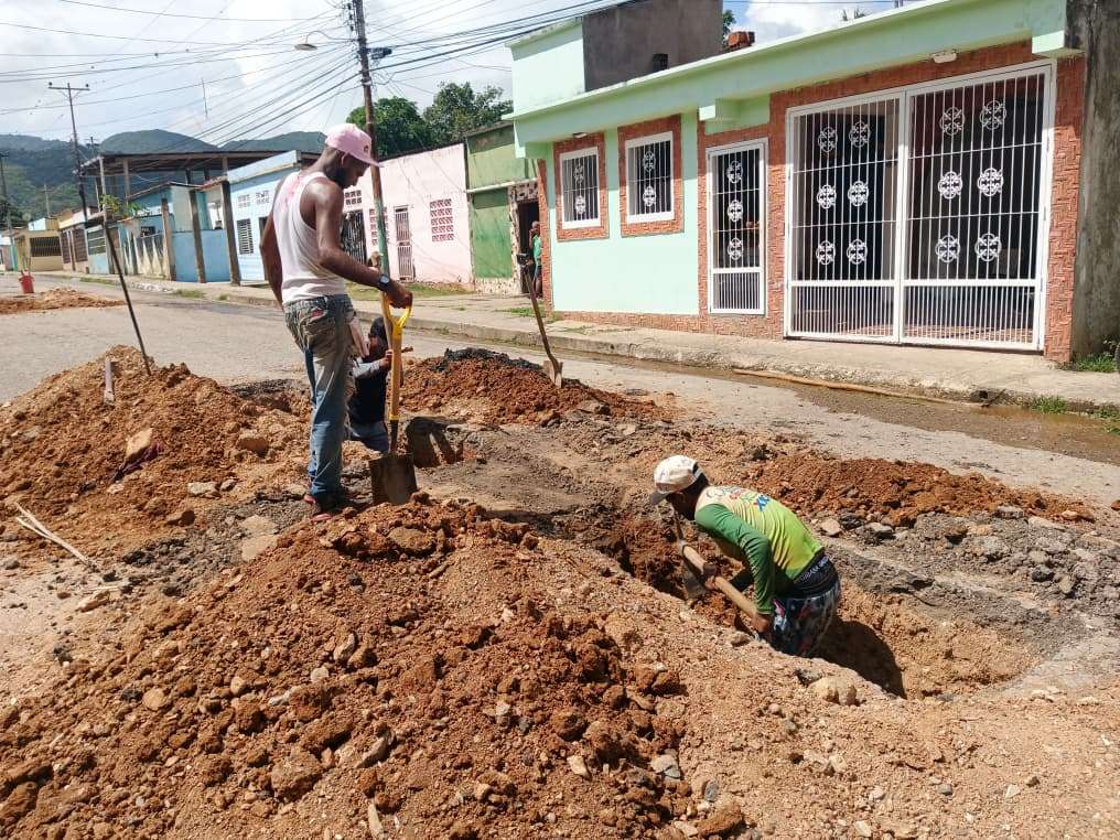 Reparan colector caído en comunidad de Carúpano