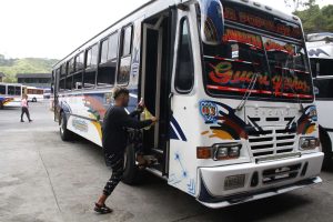 Reubican líneas en terminales de Caracas