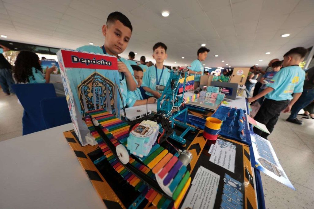 Se inició en Caracas final de robótica creativa
