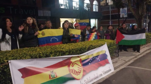 Se movilizan frente a embajada de EEUU en apoyo a Venezuela en Bolivia