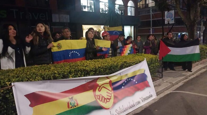 Se movilizan frente a embajada de EEUU en apoyo a Venezuela en Bolivia