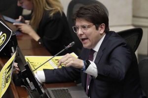 Senador colombiano Miguel Uribe Turbay en condición crítica por hemorragia