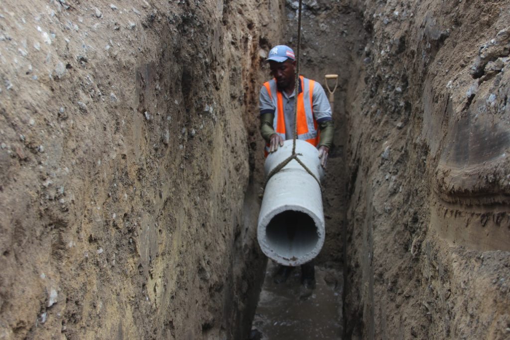 Sustituyen colector de aguas servidas en Petare