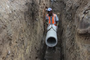 Sustituyen colector de aguas servidas en Petare