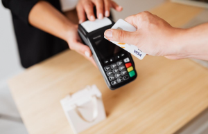 "Comerciantes no deben tocar la tarjeta contactless"