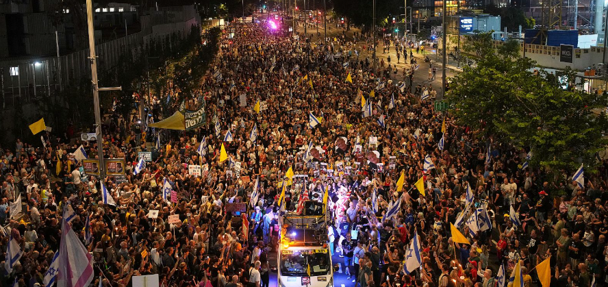 Miles de israelíes salen a las calles de Tel Aviv para pedir un acuerdo con Hamás ante el plan militar de Netanyahu