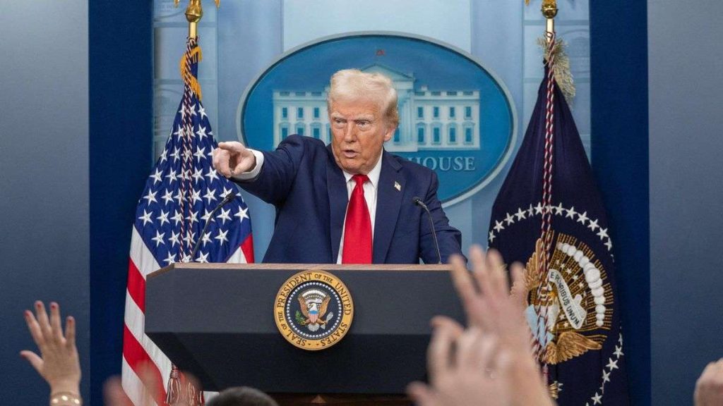 Trump amenaza con aranceles a países que ataquen empresas tecnológicas estadounidenses