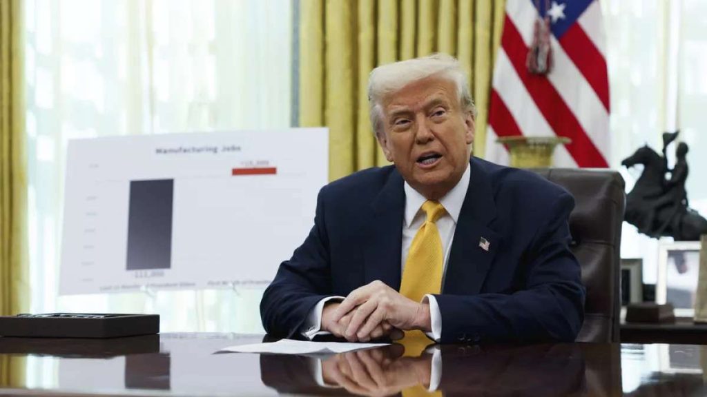 Trump firma orden ejecutiva que privatiza pensiones y estremece Wall Street