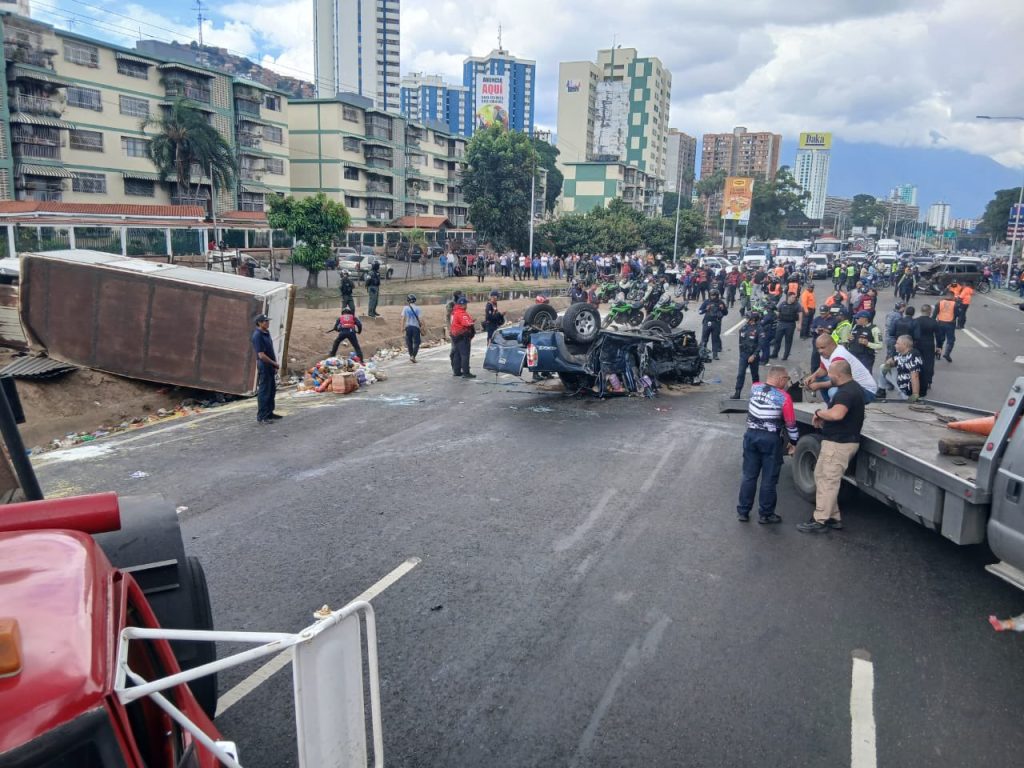 Aparatoso accidente en la Valle-Coche dejó al menos 11 heridos este domingo