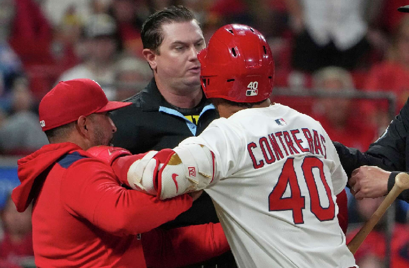 Suspenden seis juegos a Willson Contreras por altercado con los umpires