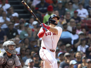 Wilyer Abreu enrachado con el madero en Boston