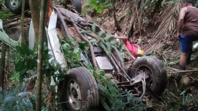 Camioneta cayó por un barranco en una curva y dejó tres fallecidos