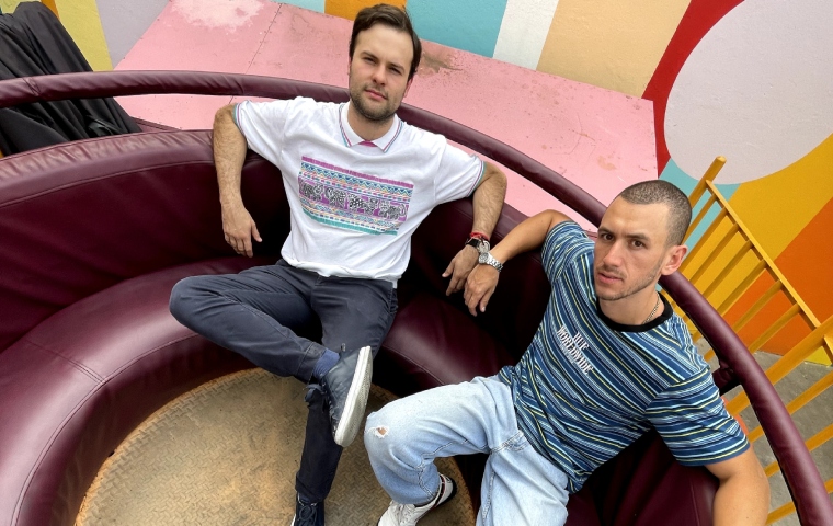 "Niños de Hoy", el álbum de Atípico y Plástica que mezcla rock argentino, pop y electrónica