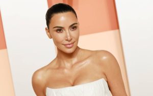 Kim Kardashian revoluciona el mercado con su faja para la papada