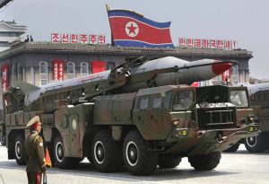 El régimen de Corea del Norte lanzó dos misiles de defensa aérea bajo la supervisión del dictador Kim Jong-un