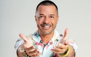 Xuxo rinde homenaje a los grandes de la salsa y "Deseándote" es su más reciente estreno