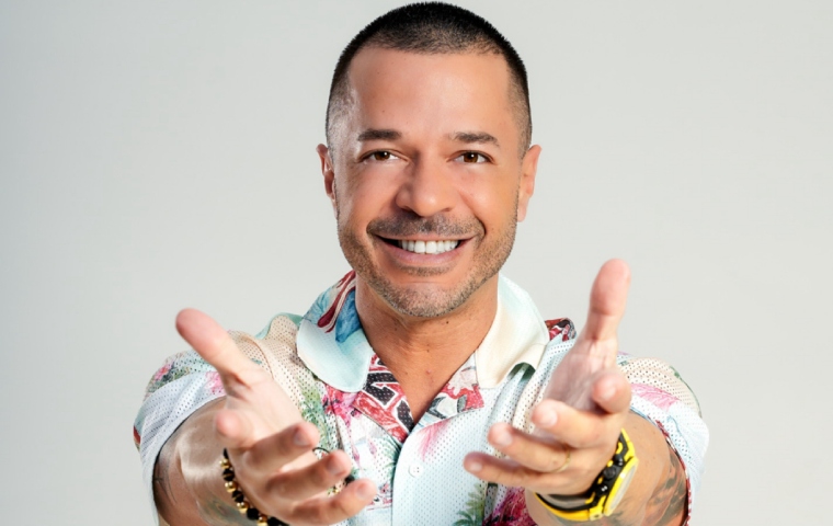 Xuxo rinde homenaje a los grandes de la salsa y "Deseándote" es su más reciente estreno