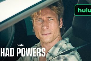 Esta es una de las comedias televisivas que más quiero ver este año. Glen Powell hace un 'Sra. Doubtfire' en el tráiler de 'Chad Powers'