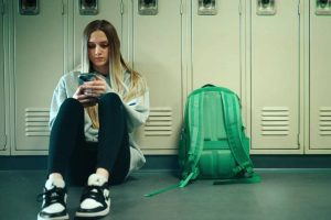 Este documental de Netflix es mucho más que un adictivo juego de detectives. Nos invita a repensar la fragilidad de nuestras relaciones en la era digital