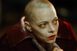 "Fue una de las experiencias más grandes de mi vida" Emma Stone confiesa que entró en pánico al afeitarse la cabeza para la nueva locura de Yorgos Lanthimos