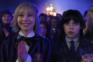 'Miércoles' es mejor cuando deja brillar la amistad por encima de cualquier trama romántica. Por eso creo que debería olvidarse de la redención de este personaje