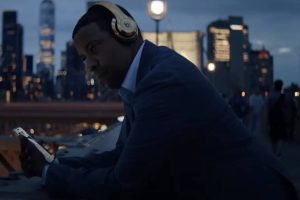 un thriller con Denzel Washington que actualiza un clásico de Akira Kurosawa