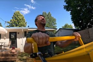 No ir al parque de atracciones porque "tenemos uno en casa" es posible. Este tipo acaba de comprarse su propia montaña rusa