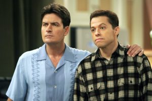 Jon Cryer asegura que cobraba un tercio de lo que ganaba Charlie Sheen en 'Dos hombres y medio' y le compara con Kim Jong-il. "Se comportaba como un loco"