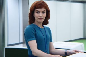 Britt Lower gana su primer Emmy por 'Separación" y Helly R se cuela "accidentalmente" en su discurso al recoger el premio