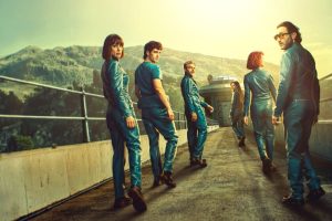 El refugio atómico (2025) crítica - quiere ser la nueva 'La casa de papel', pero la serie de Netflix tiene más de culebrón de lujo