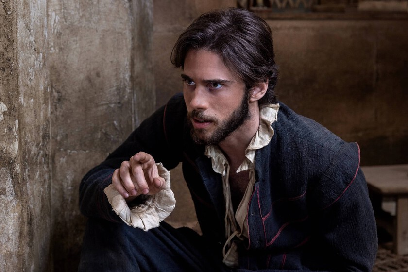 "Es algo con lo que se puede identificar un maestro de la narración". Alejandro Amenábar reacciona a la opinión de Arturo Pérez-Reverte sobre 'El Cautivo'