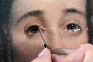 Restaurar arte es una profesión tan fascinante como invisible. Los vídeos de este artesano nos permiten explorarla en detalle