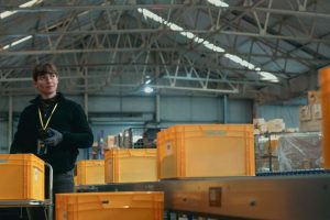 'On Falling' (2025), crítica | El reverso tenebroso de 'Perfect Days': una abrumadora pesadilla ultracapitalista con la rutina como gran enemiga de la felicidad