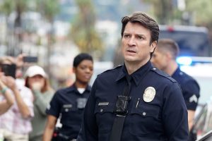 "Tengo que compartir la verdad con vosotros". La actriz que abandonó 'The Rookie' tras denunciar haber sido acosada sexualmente en la serie con Nathan Fillion y que nadie la creyese