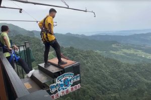 Si quieres superar el miedo a las alturas, este parque de atracciones chino lo pondrá a prueba como nunca