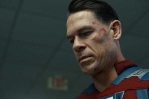 Lo vimos venir pero no por ello ha sido menos gracioso. La "perfecta" dimensión alternativa de 'El Pacificador' se ha vuelto muy turbia en el último capítulo