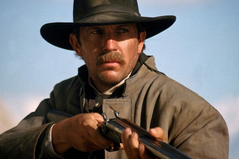 Hace 31 años se estrenó uno de los mayores fracasos de Kevin Costner. Kurt Russell se merendó a la estrella de 'Yellowstone' pese al sabotaje con el que intentó hundir su película del oeste
