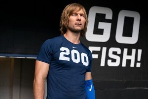 Chad Powers (2025) Crítica - Glen Powell protagoniza en Disney+ una comedia tan tonta como divertida