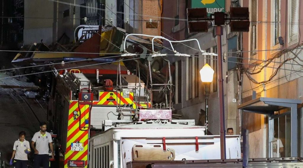 Al menos 15 personas fallecieron al descarrilar un tranvía en Lisboa