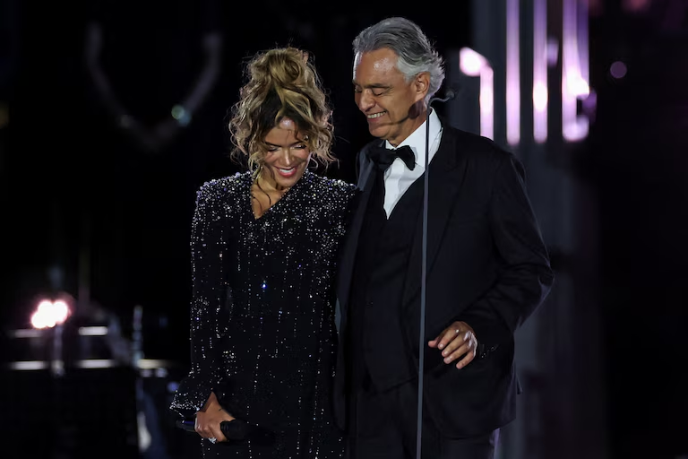 Andrea Bocelli y Karol G cantaron 'Vivo por ella' y brillaron en el histórico concierto 'Grace for the world' en el Vaticano