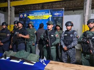 Atrapado con tres uniformes militares