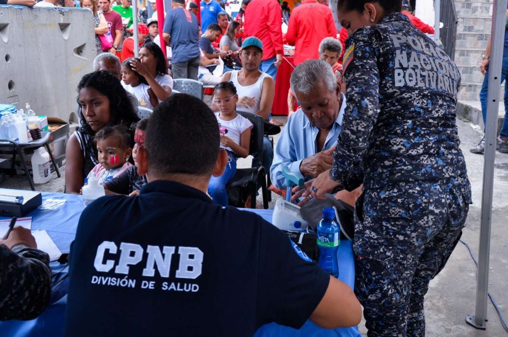 Brindan jornada de atención integral a familias de la parroquia 23 de enero