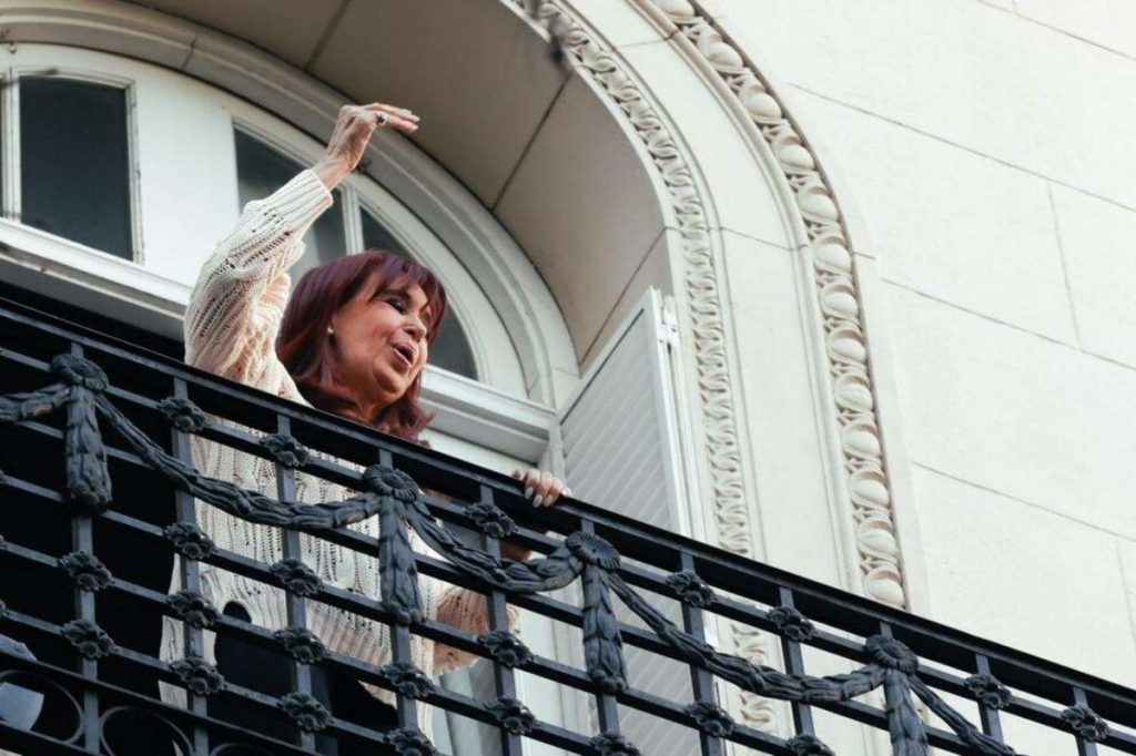 CFK revisa sumisión de Milei a Trump: “pan para hoy, hambre para mañana”